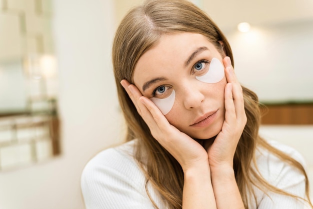 Jakie kremy pod oczy sprawdzają się przy suchej skórze?