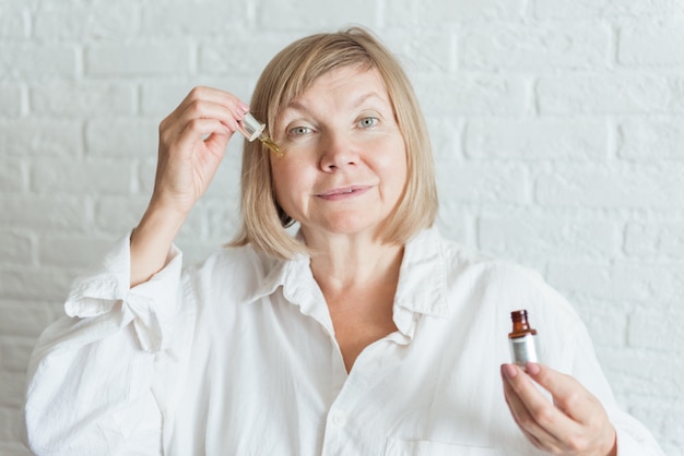 Jakie serum na zmarszczki sprawdzi się przy pierwszych oznakach starzenia?