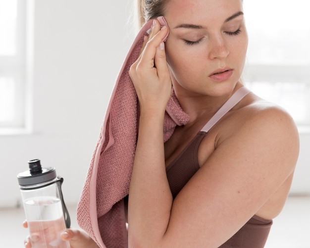 Niacynamid na mokrą czy suchą twarz?