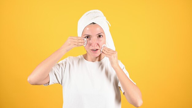 Jak pozbyć się bruzd na twarzy i poprawić wygląd skóry?