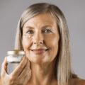 Jaki krem do twarzy po 60 wybrać zimą?