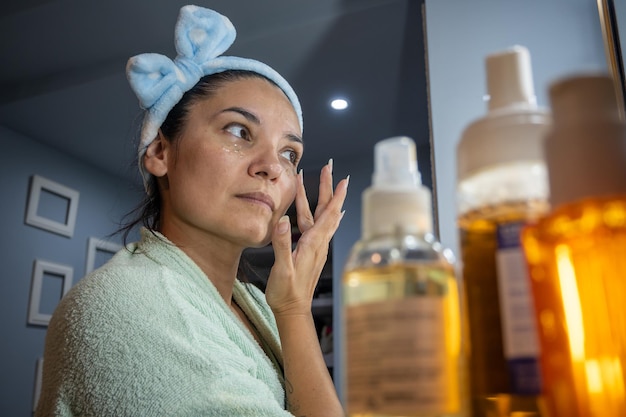 Jak zrobić domowe serum do twarzy bez trudno dostępnych składników?