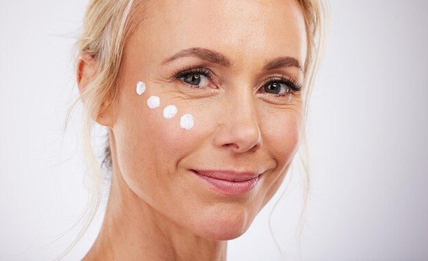 Jaki krem pod oczy po 40 sprawdzi się na pierwsze zmarszczki?