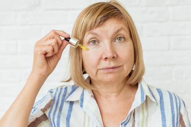 Retinol od jakiego wieku warto zacząć stosować?