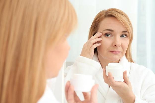 Jaki jest dobry krem pod oczy i na co zwrócić uwagę przy wyborze?